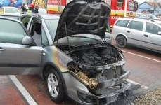 Samovoľný požiar osobného auta Suzuki na parkovisku pred obchodným domomom